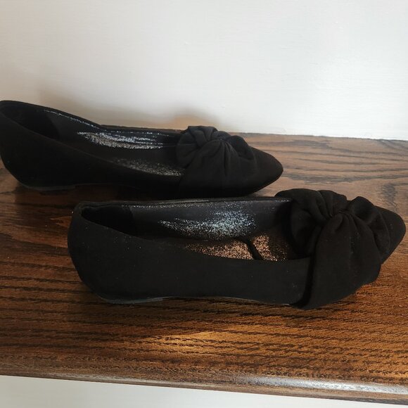 Women's Black Flats Slip On Shoes Pointed Toe Black Size 6 Fergalicious EUC - Picture 4 of 9